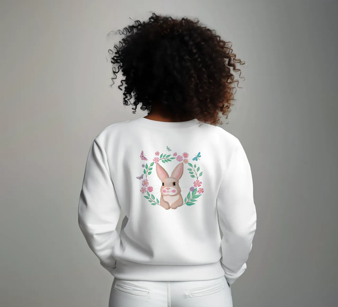 Bonito conejito en una corona de flores. No sólo para Pascua. sudadera de CalliLetters