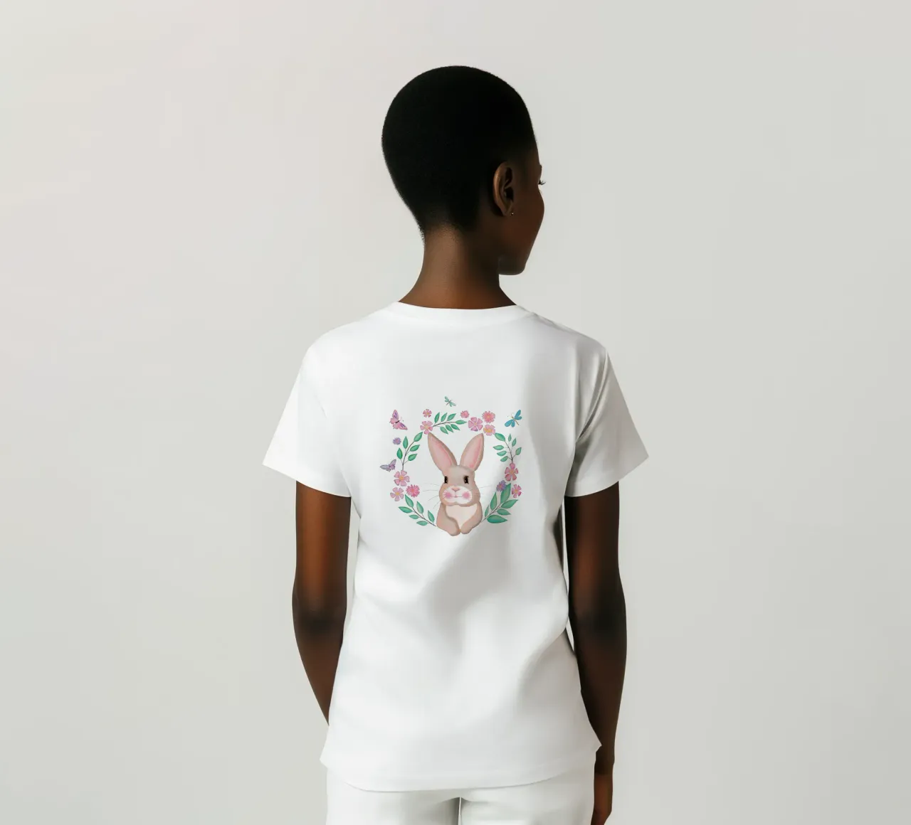Simpatico coniglietto in una corona di fiori. Non solo per Pasqua. t-shirt da CalliLetters