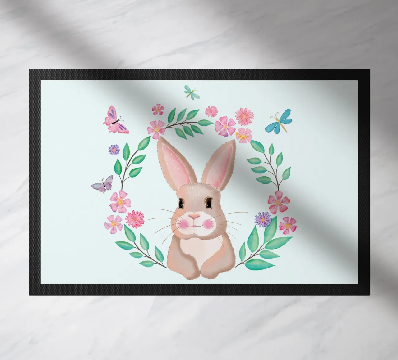 Simpatico coniglietto in una corona di fiori. Non solo per Pasqua. zerbino da CalliLetters