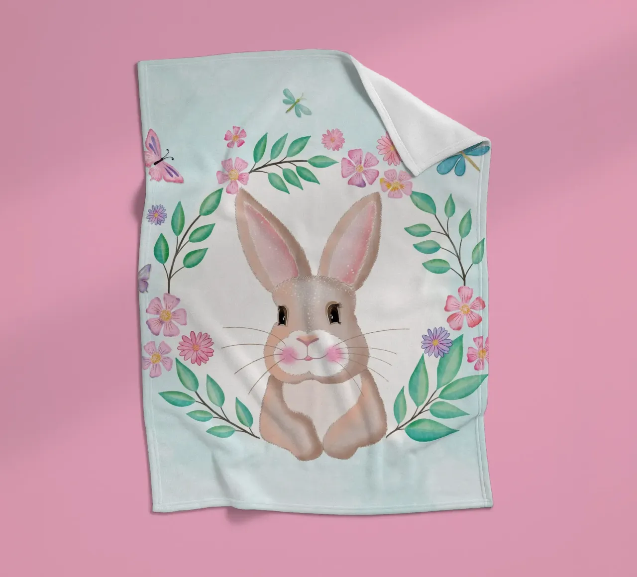 Simpatico coniglietto in una corona di fiori. Non solo per Pasqua. coperta in pile da CalliLetters
