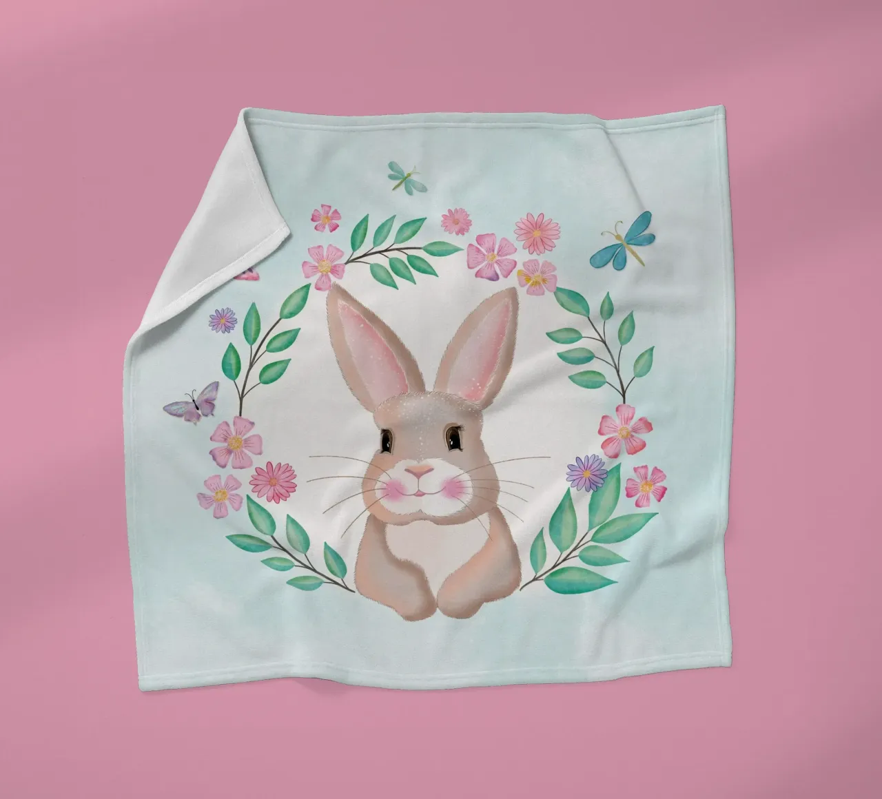 Simpatico coniglietto in una corona di fiori. Non solo per Pasqua. coperta in pile da CalliLetters