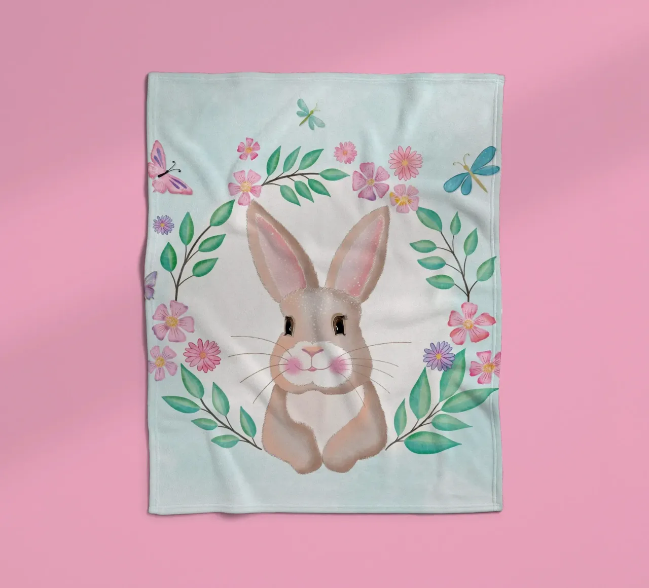 Simpatico coniglietto in una corona di fiori. Non solo per Pasqua. coperta in pile da CalliLetters