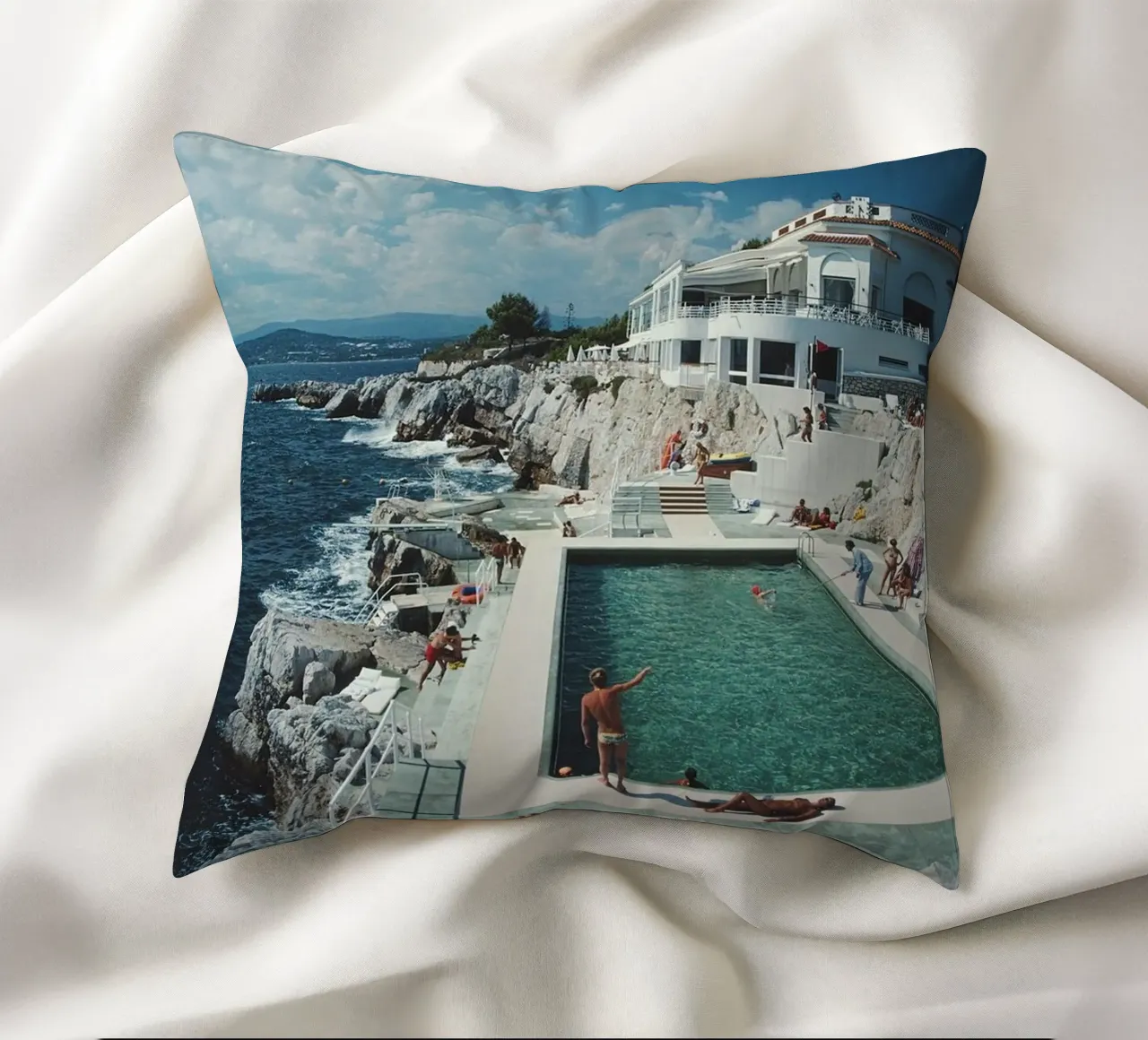 Retro Travel Poster Französische Riviera Druck, Slim Aarons Poster Kissen von TheTravelClub
