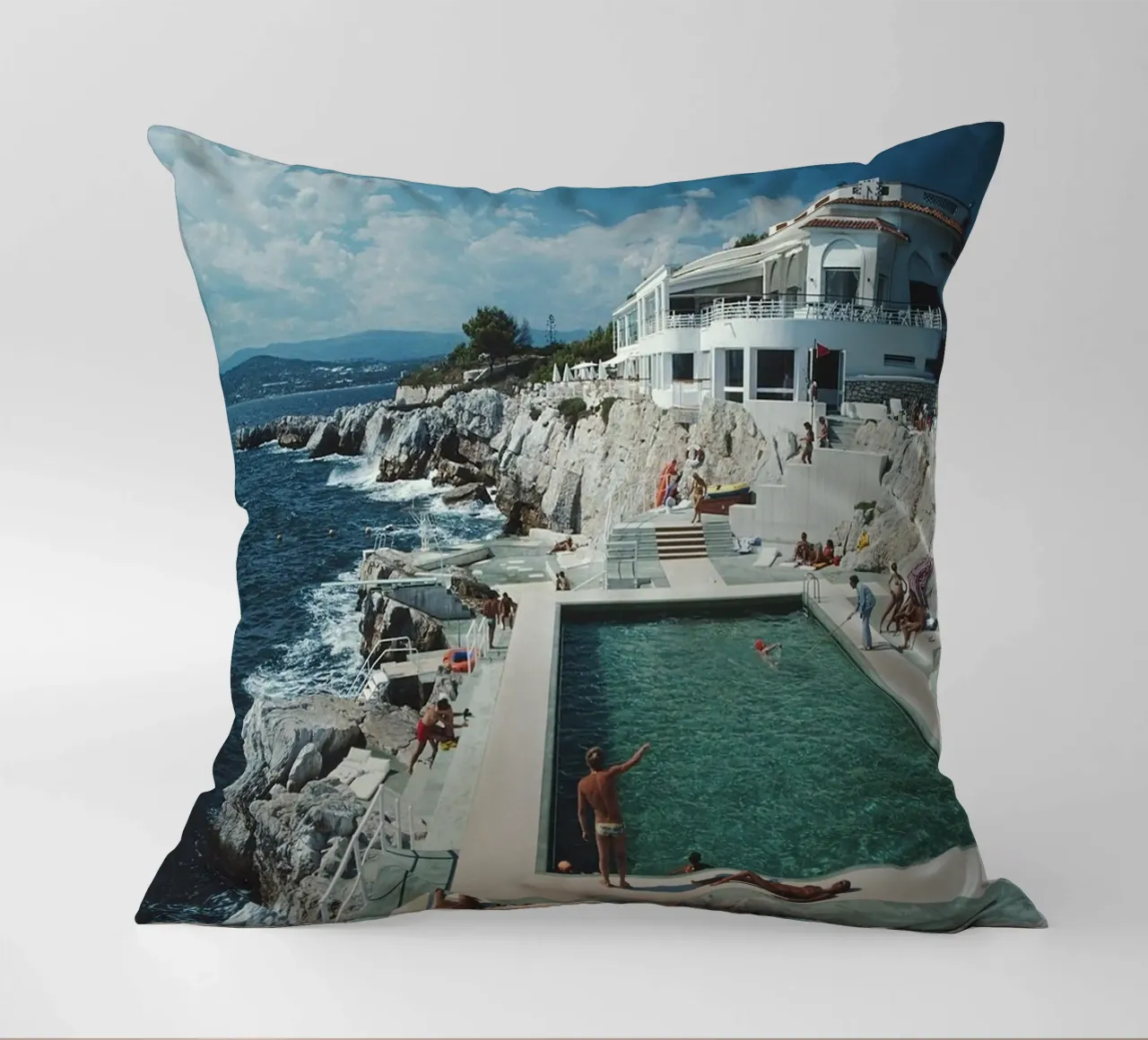 Retro Travel Poster Französische Riviera Druck, Slim Aarons Poster Kissen von TheTravelClub