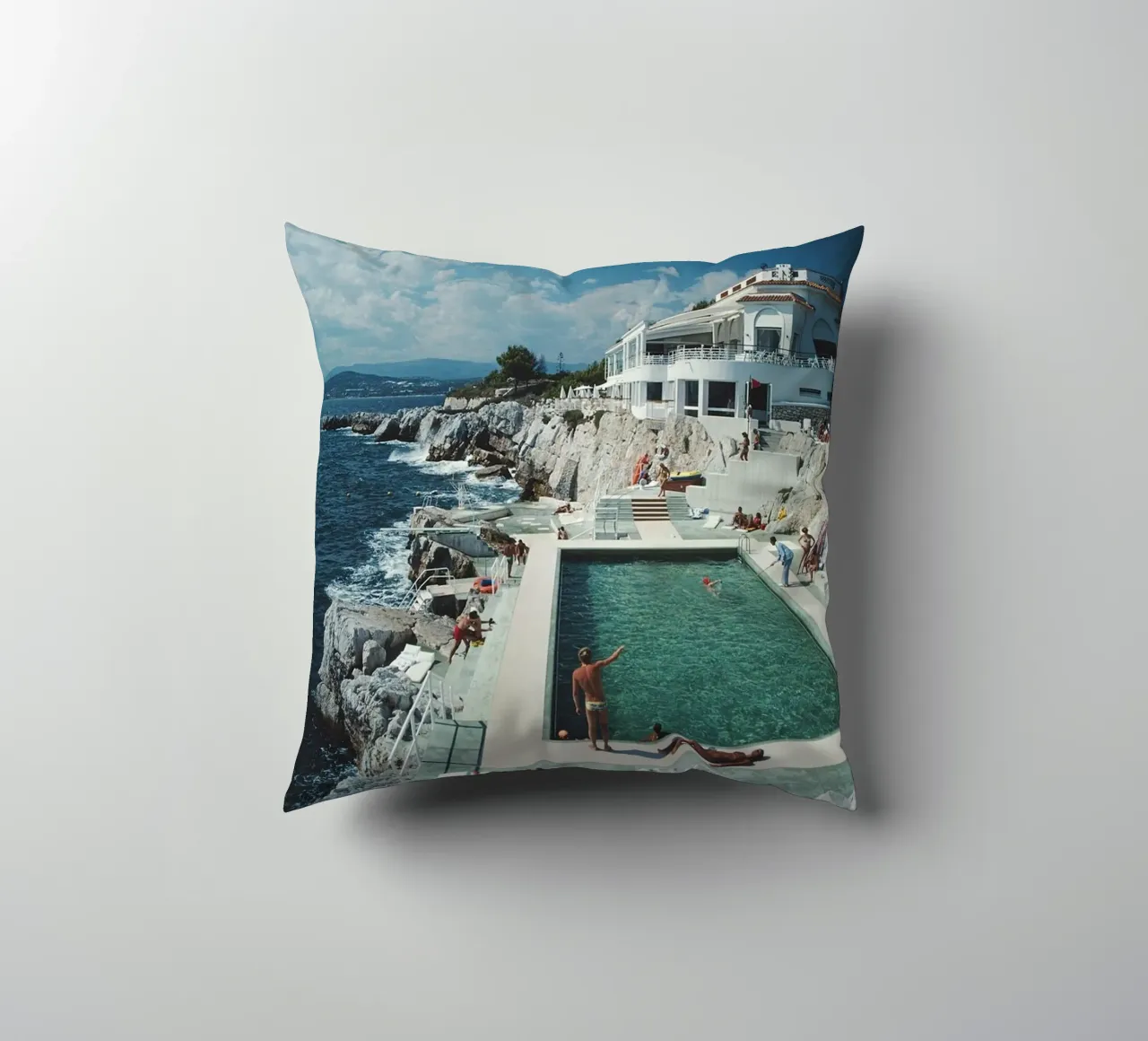 Retro Travel Poster Französische Riviera Druck, Slim Aarons Poster Kissen von TheTravelClub