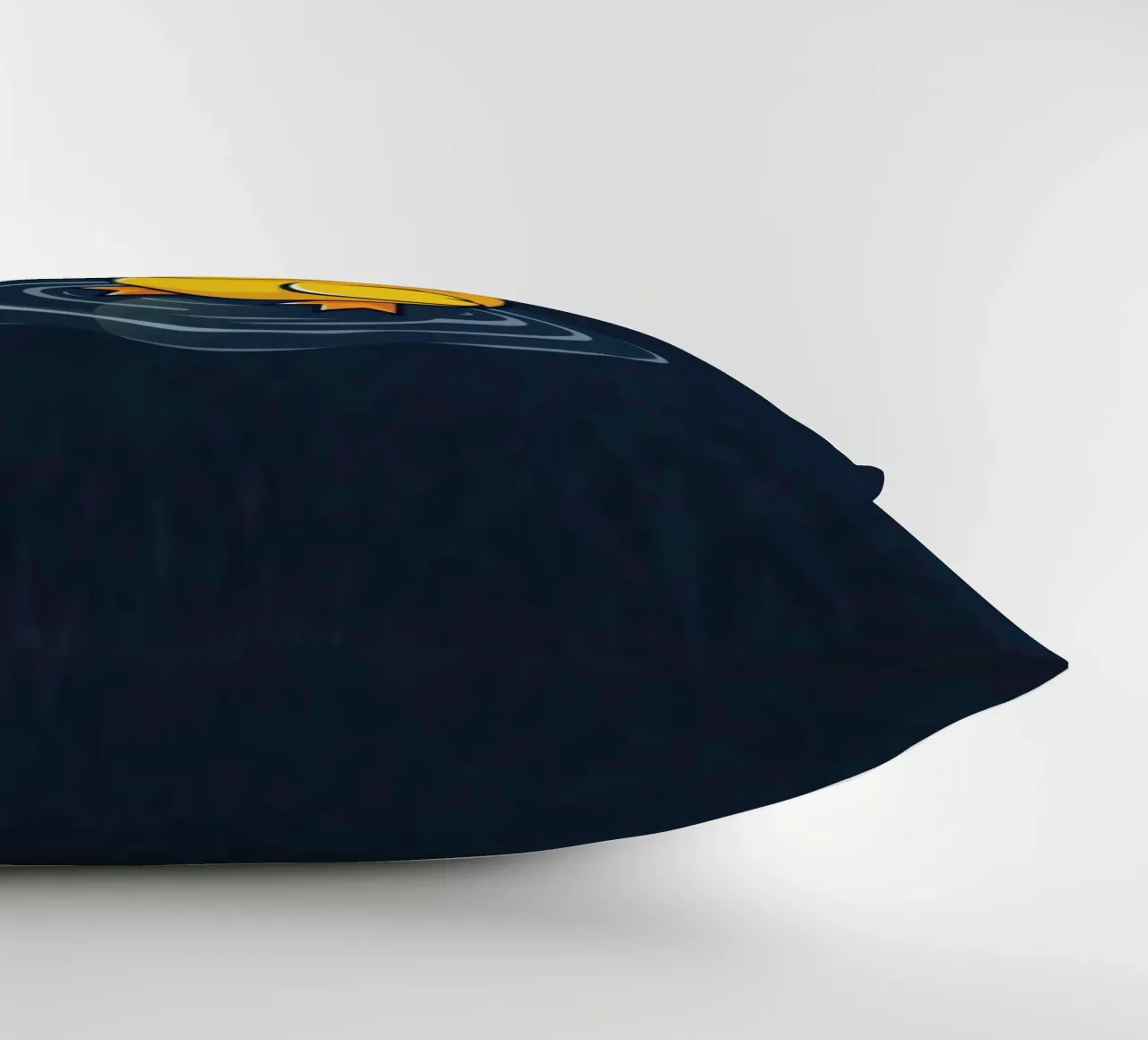 Kleurrijk eendje met blauwe hoed drijft op kabbelend water kussen van DesignDoodle