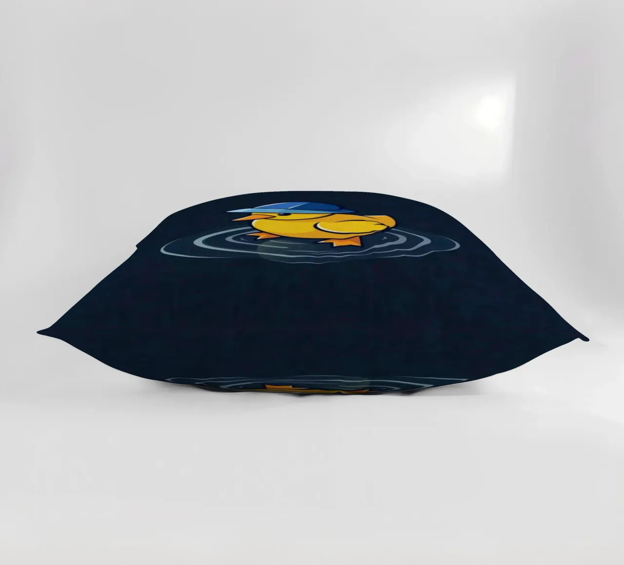 Kleurrijk eendje met blauwe hoed drijft op kabbelend water kussen van DesignDoodle