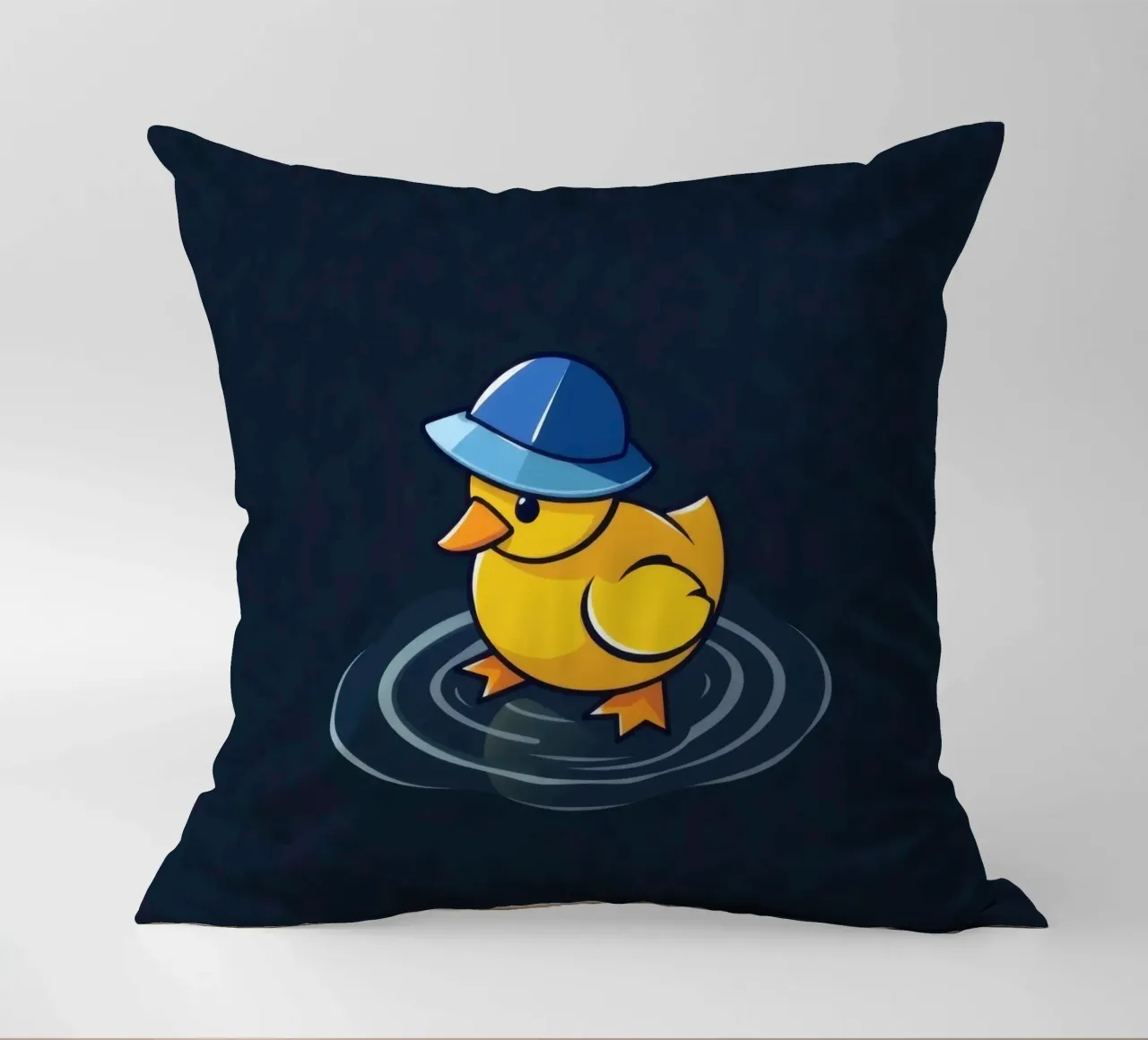 Kleurrijk eendje met blauwe hoed drijft op kabbelend water kussen van DesignDoodle