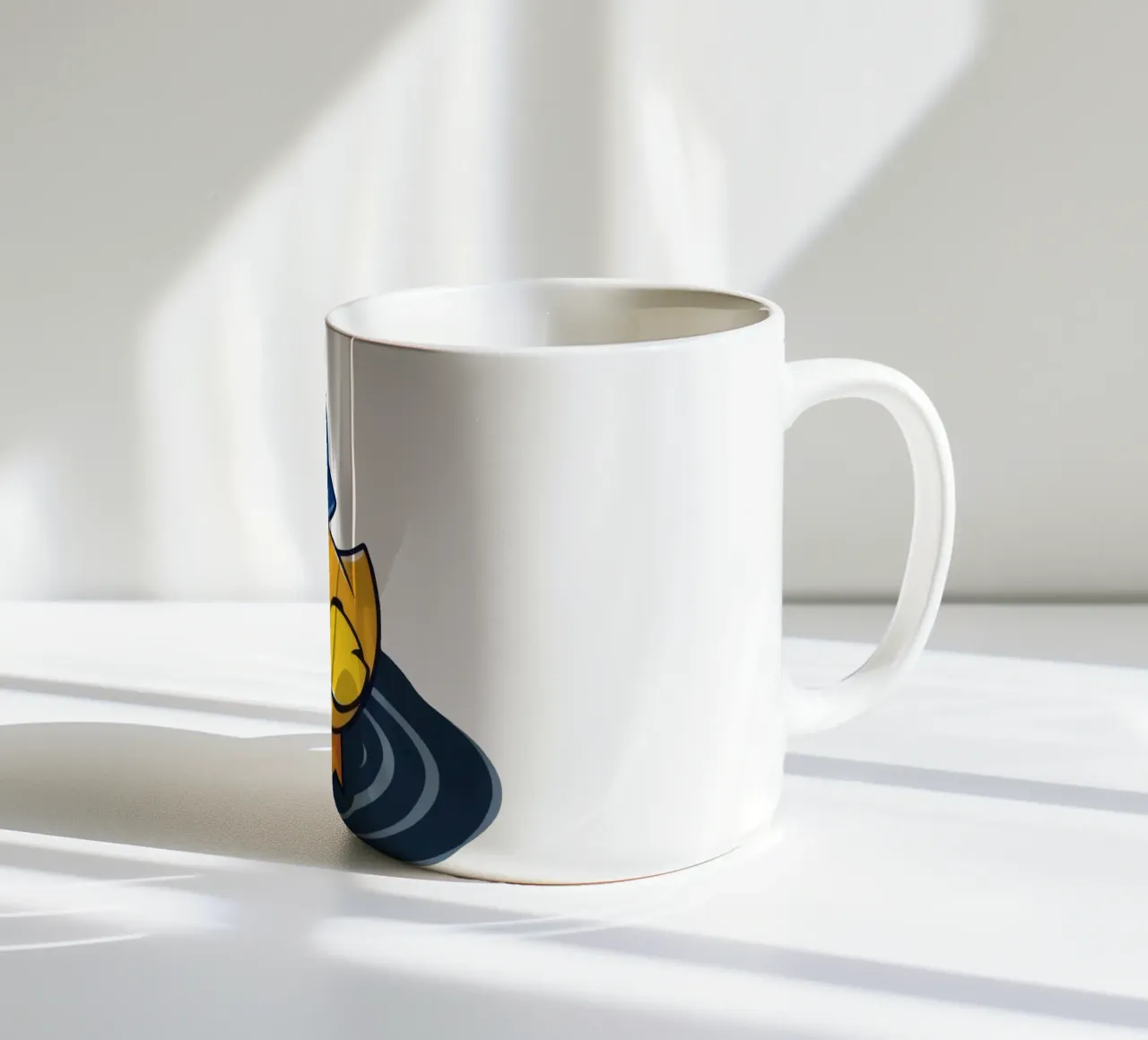 Anatra colorata con cappello blu galleggia nell'acqua increspata tazza in ceramica da DesignDoodle