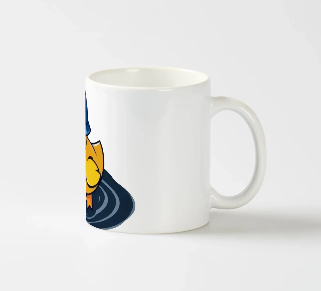 Anatra colorata con cappello blu galleggia nell'acqua increspata tazza in ceramica da DesignDoodle