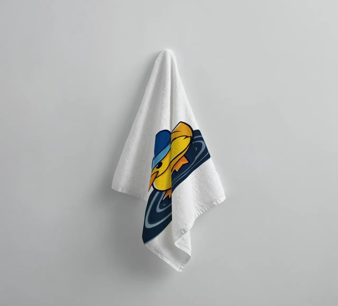 Anatra colorata con cappello blu galleggia nell'acqua increspata asciugamano da bagno da DesignDoodle