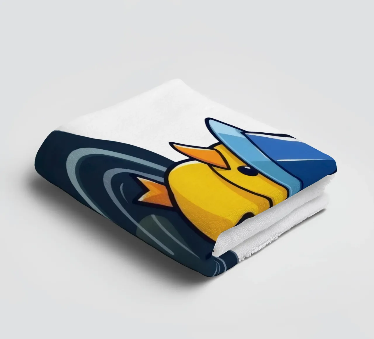 Anatra colorata con cappello blu galleggia nell'acqua increspata asciugamano da bagno da DesignDoodle