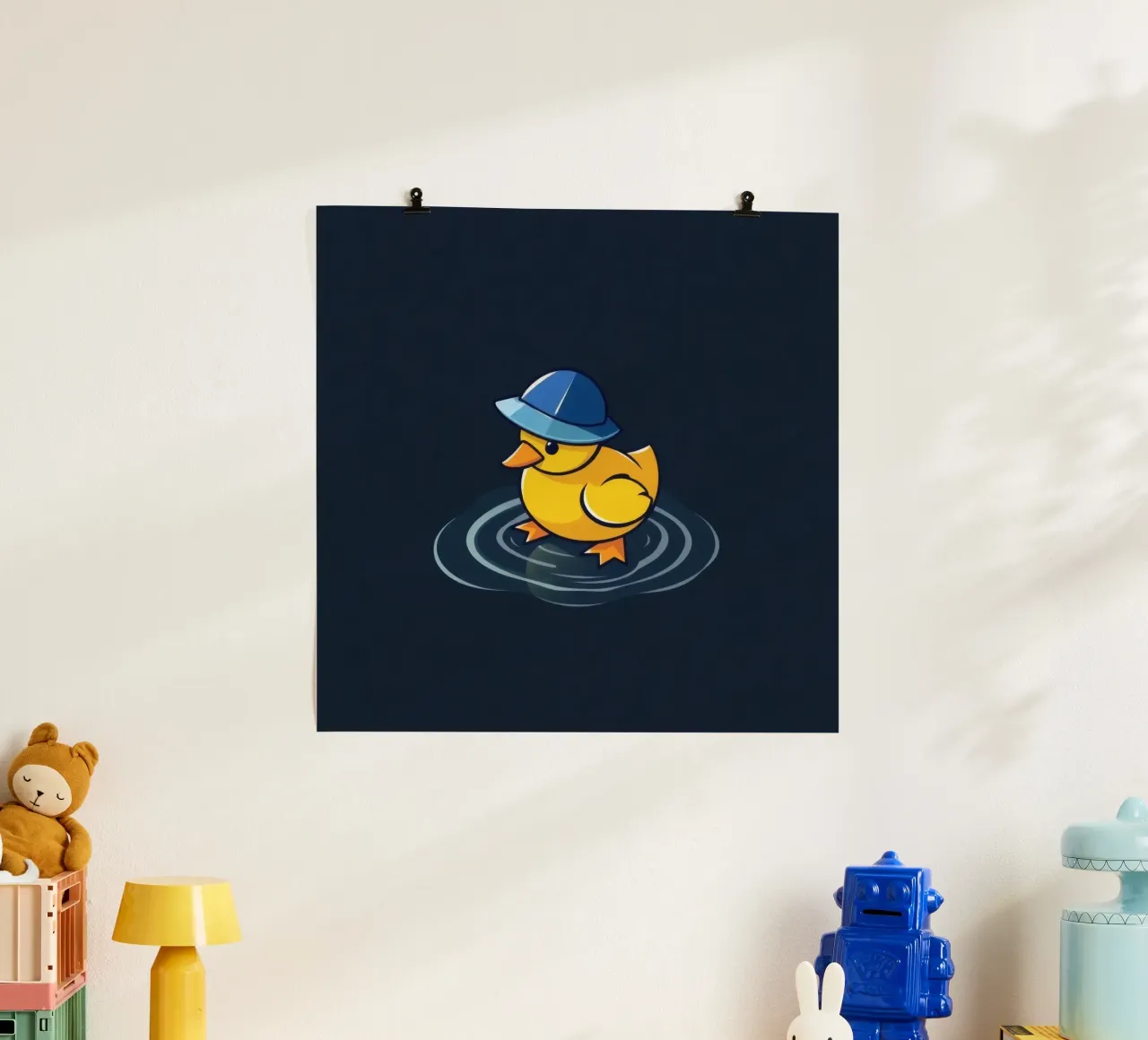 Buntes Entenküken mit blauem Hut schwimmt auf kräuselndem Wasser Poster mit Holzrahmen von DesignDoodle