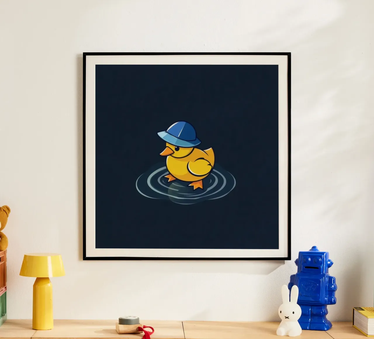 Buntes Entenküken mit blauem Hut schwimmt auf kräuselndem Wasser Poster mit Holzrahmen von DesignDoodle