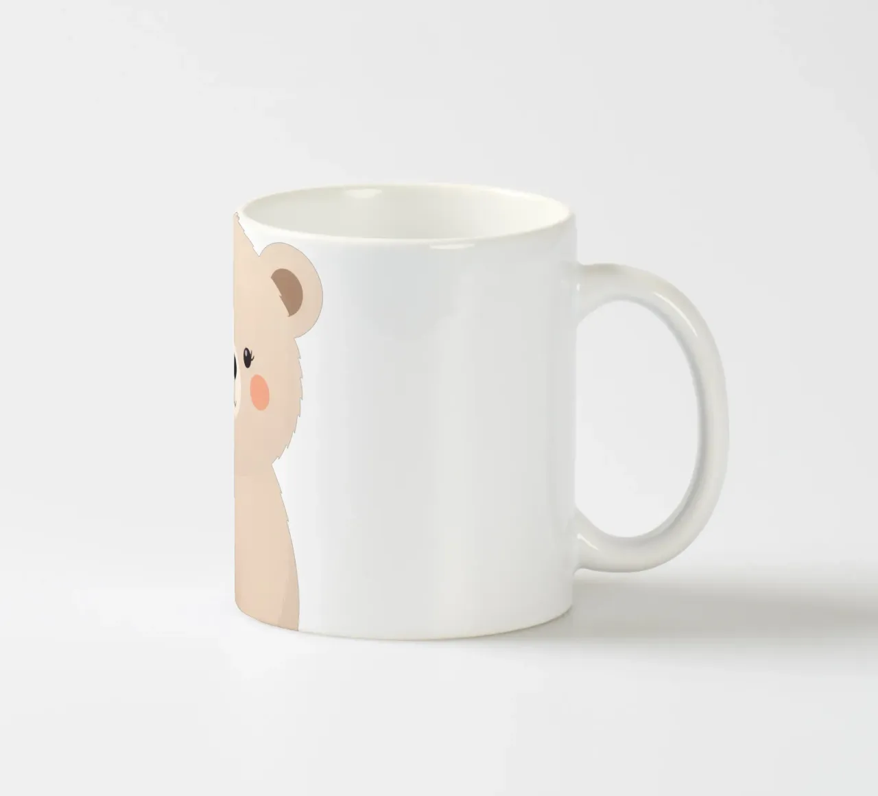 Simpatico personaggio di orso dei cartoni animati con caratteristiche morbide e colori caldi tazza in ceramica da DesignDoodle