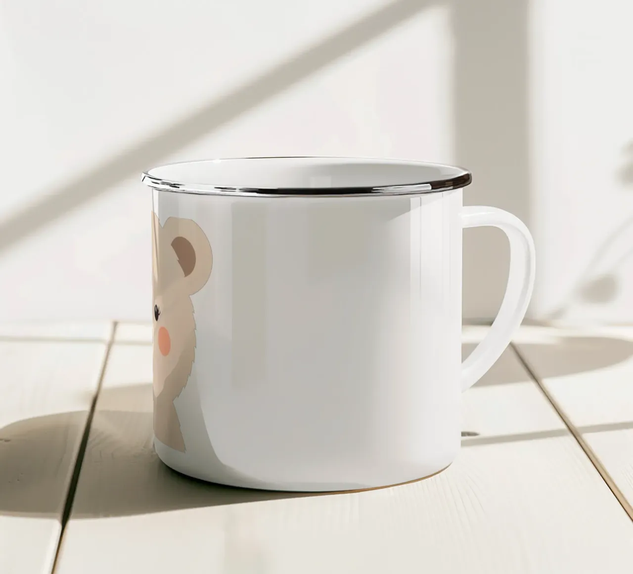 Simpatico personaggio di orso dei cartoni animati con caratteristiche morbide e colori caldi tazza in smalto da DesignDoodle