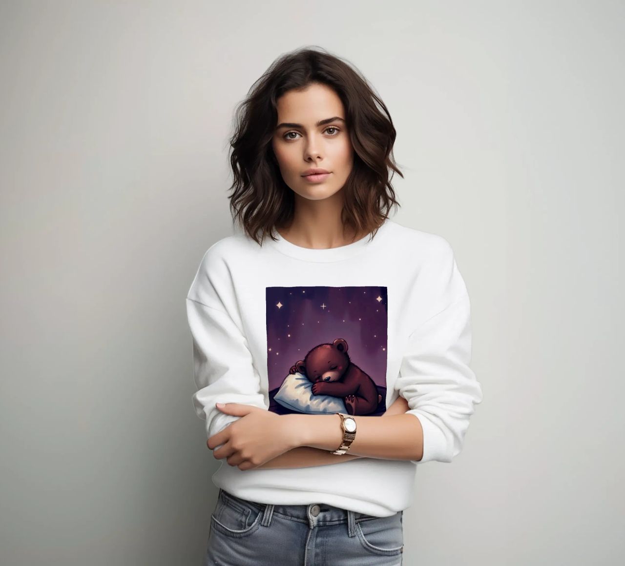 Un mignon ours brun câline un oreiller sous un ciel étoilé sweat de DesignDoodle