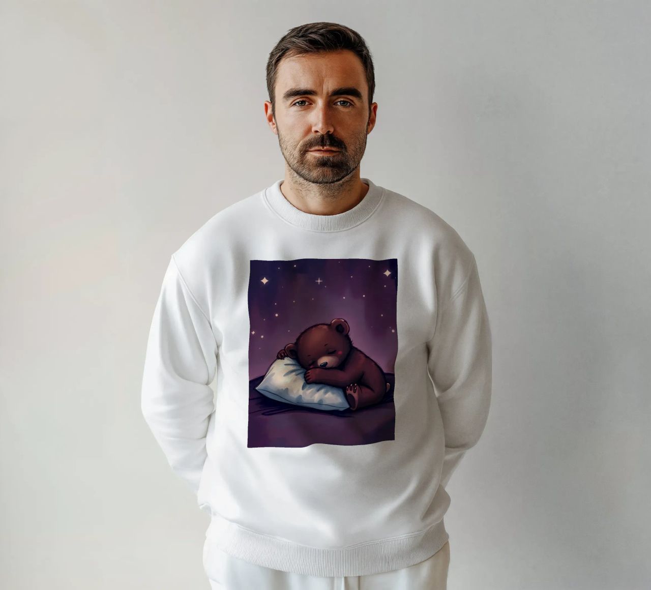 Un mignon ours brun câline un oreiller sous un ciel étoilé sweat de DesignDoodle