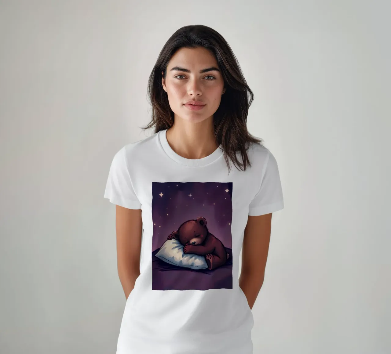 Un simpatico orso bruno coccola un cuscino sotto un cielo stellato t-shirt da DesignDoodle