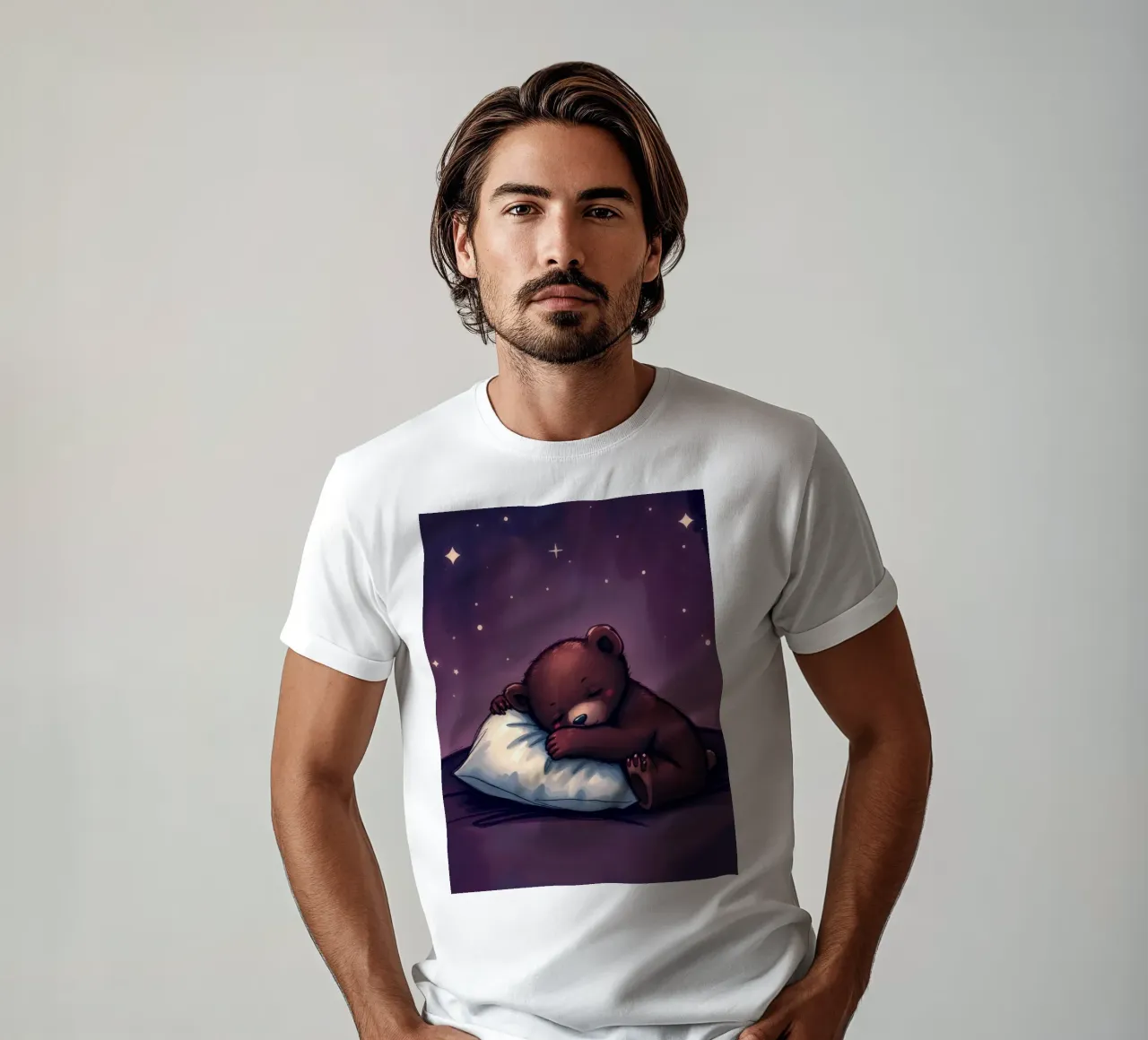 Un simpatico orso bruno coccola un cuscino sotto un cielo stellato t-shirt da DesignDoodle