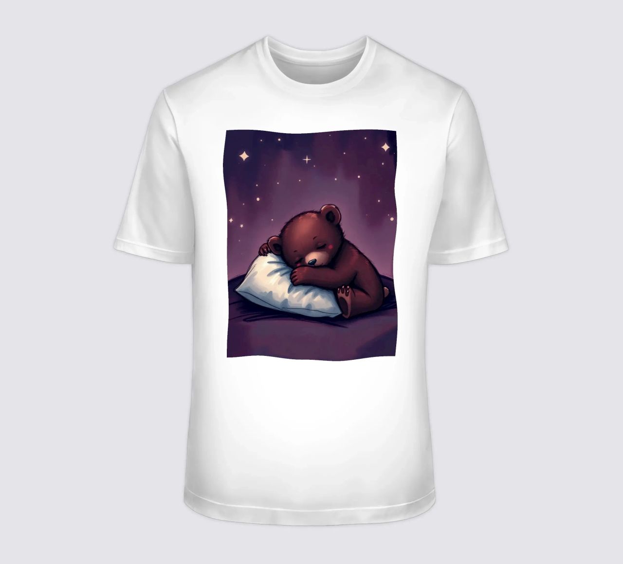 Un mignon ours brun câline un oreiller sous un ciel étoilé t-shirt de DesignDoodle