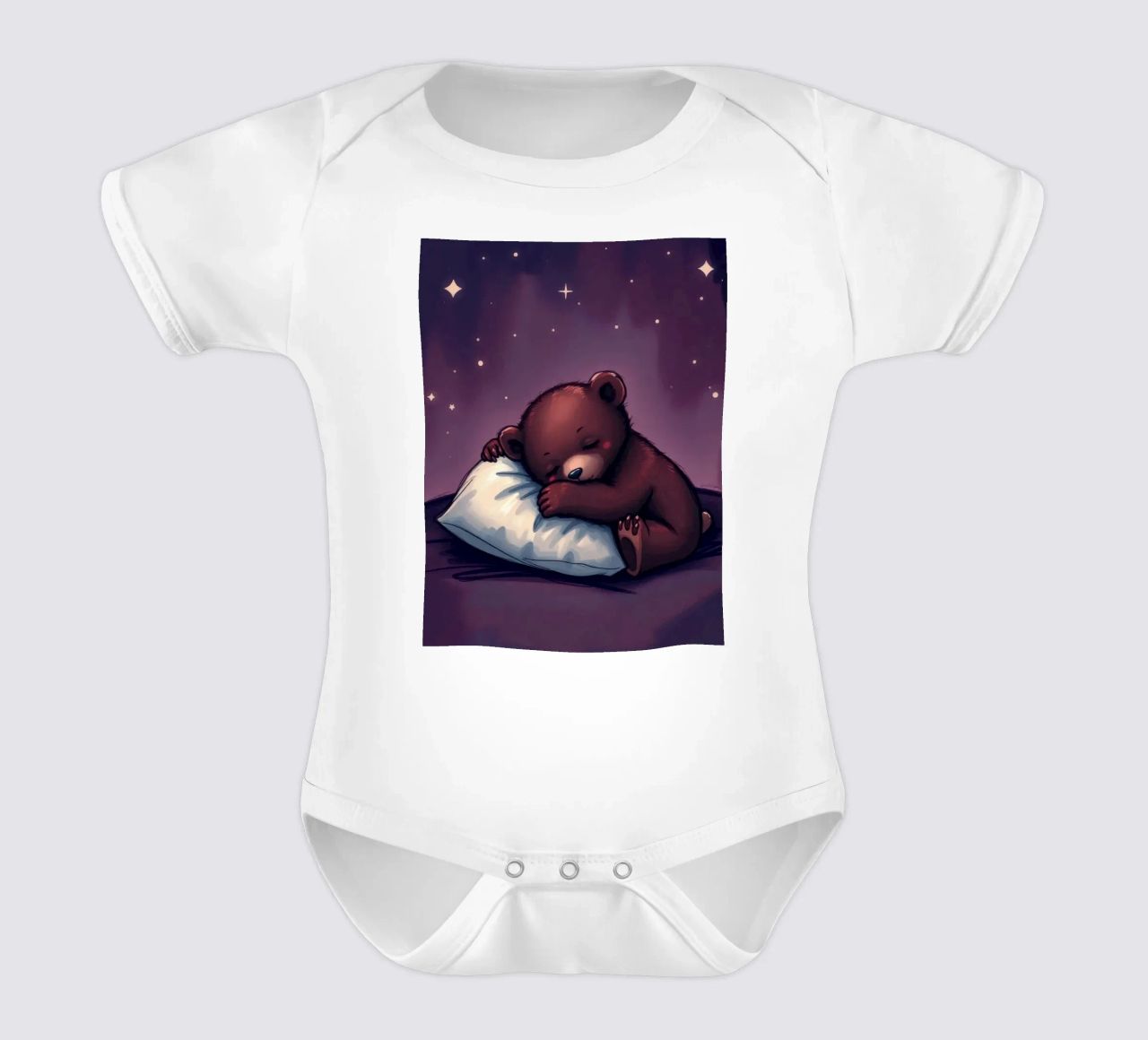 Un mignon ours brun câline un oreiller sous un ciel étoilé body bébé de DesignDoodle