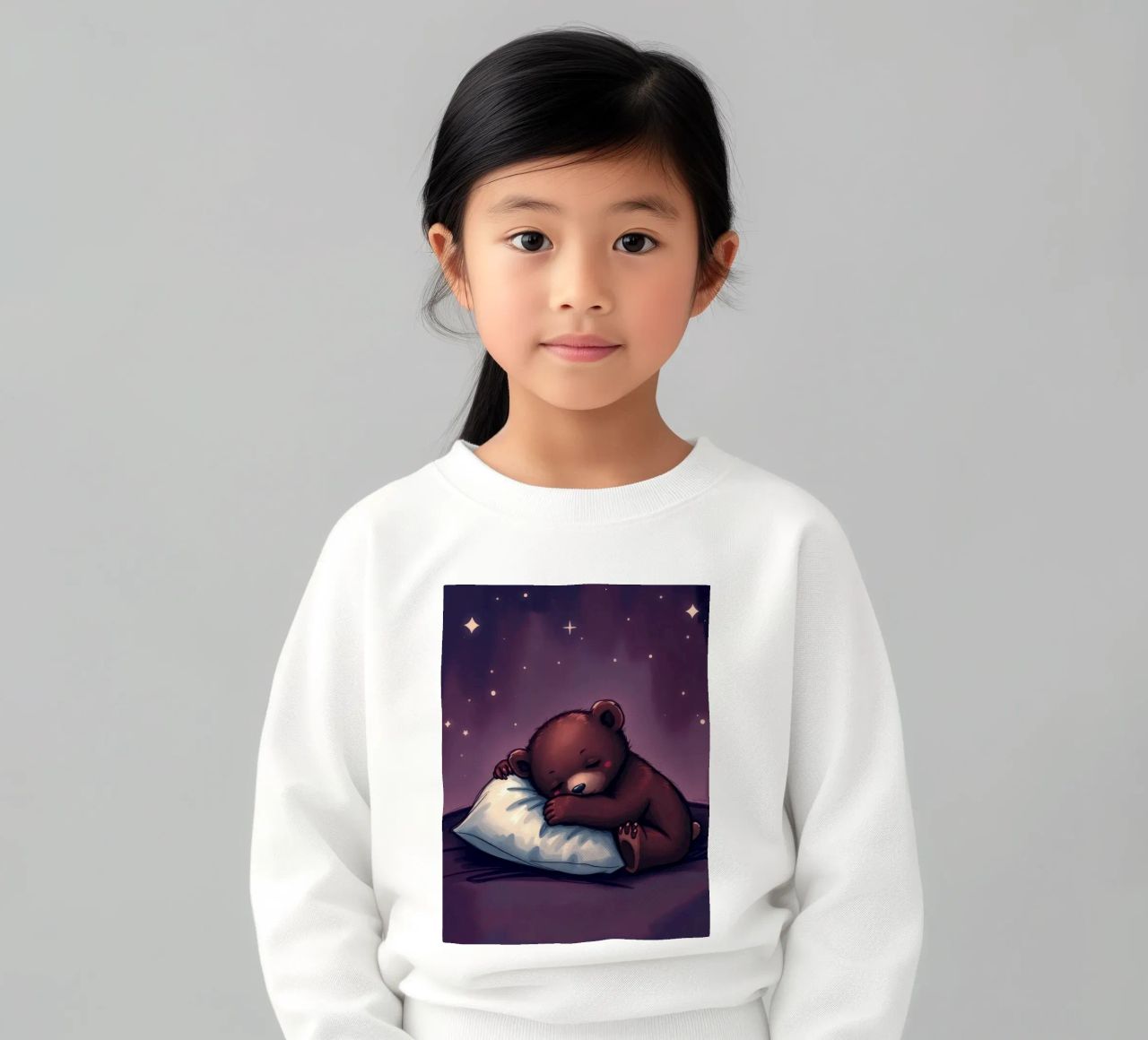 Un mignon ours brun câline un oreiller sous un ciel étoilé sweat enfant de DesignDoodle