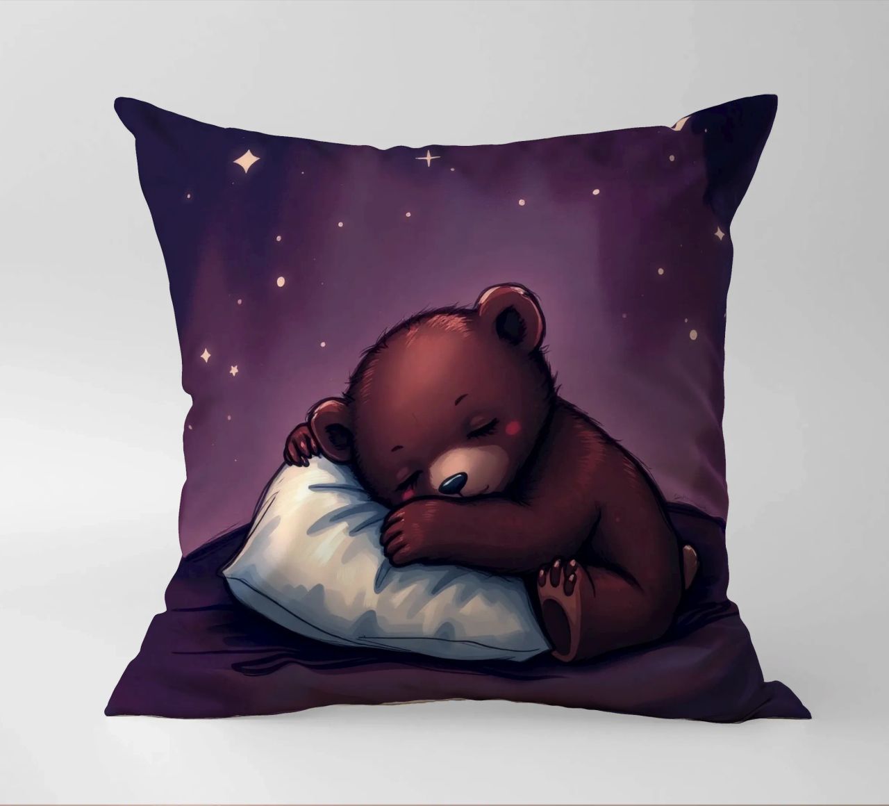 Un mignon ours brun câline un oreiller sous un ciel étoilé coussin de DesignDoodle