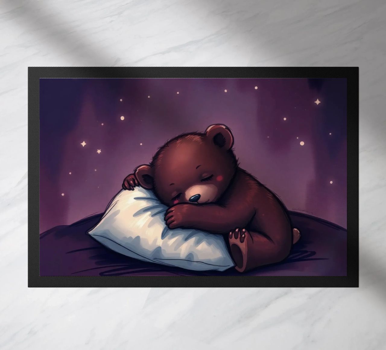 Un mignon ours brun câline un oreiller sous un ciel étoilé paillasson de DesignDoodle