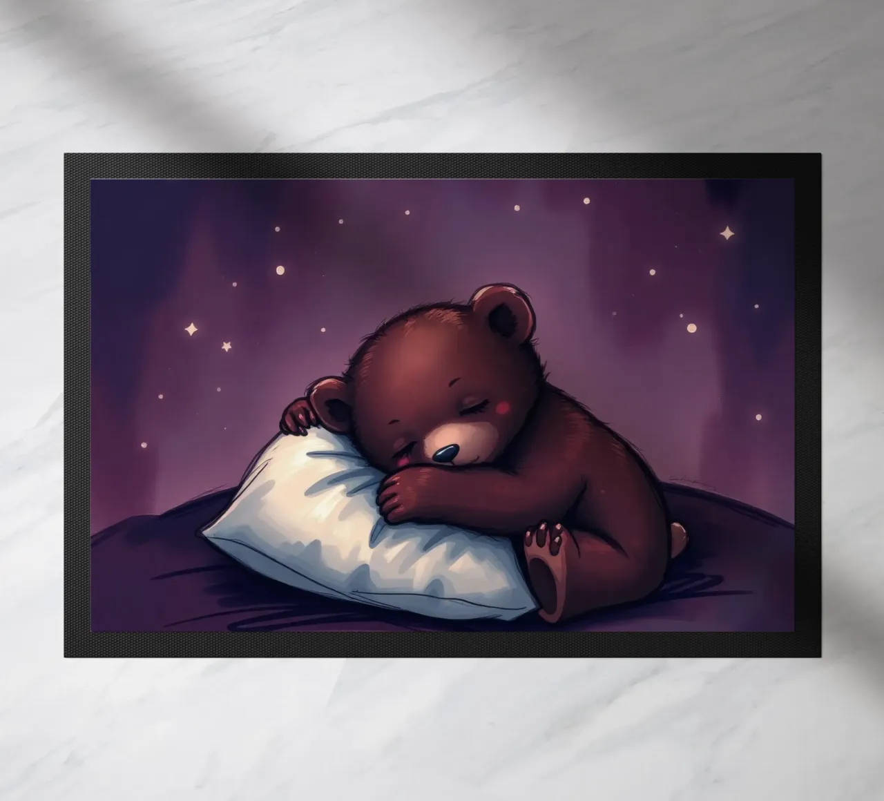 Un simpatico orso bruno coccola un cuscino sotto un cielo stellato zerbino da DesignDoodle