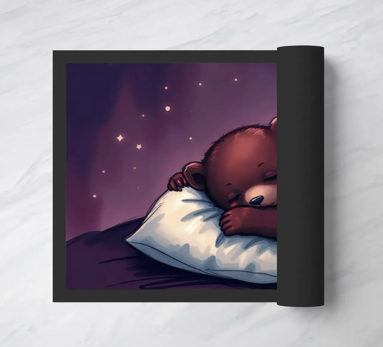 Un simpatico orso bruno coccola un cuscino sotto un cielo stellato zerbino da DesignDoodle