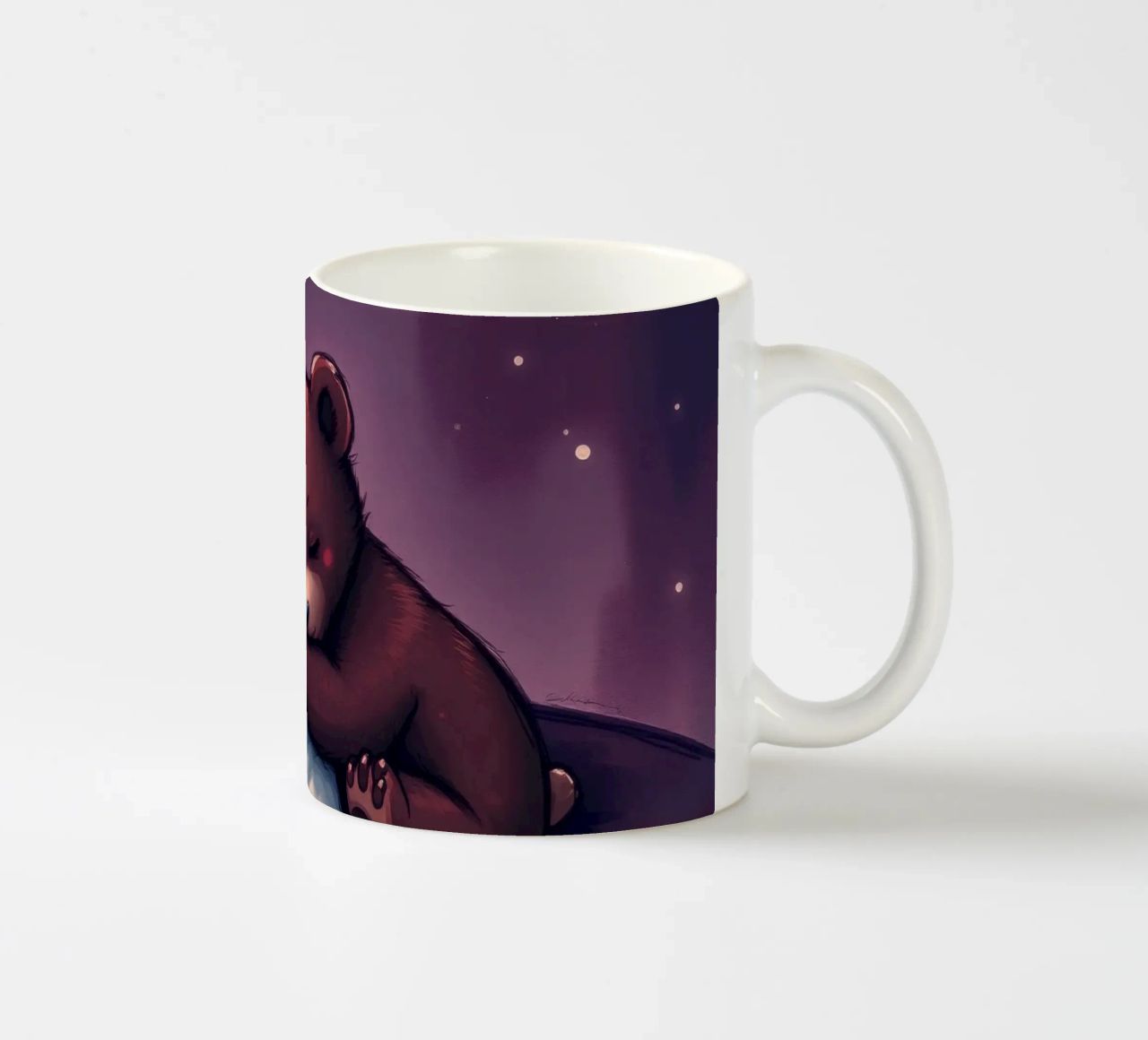 Un mignon ours brun câline un oreiller sous un ciel étoilé mug en céramique de DesignDoodle