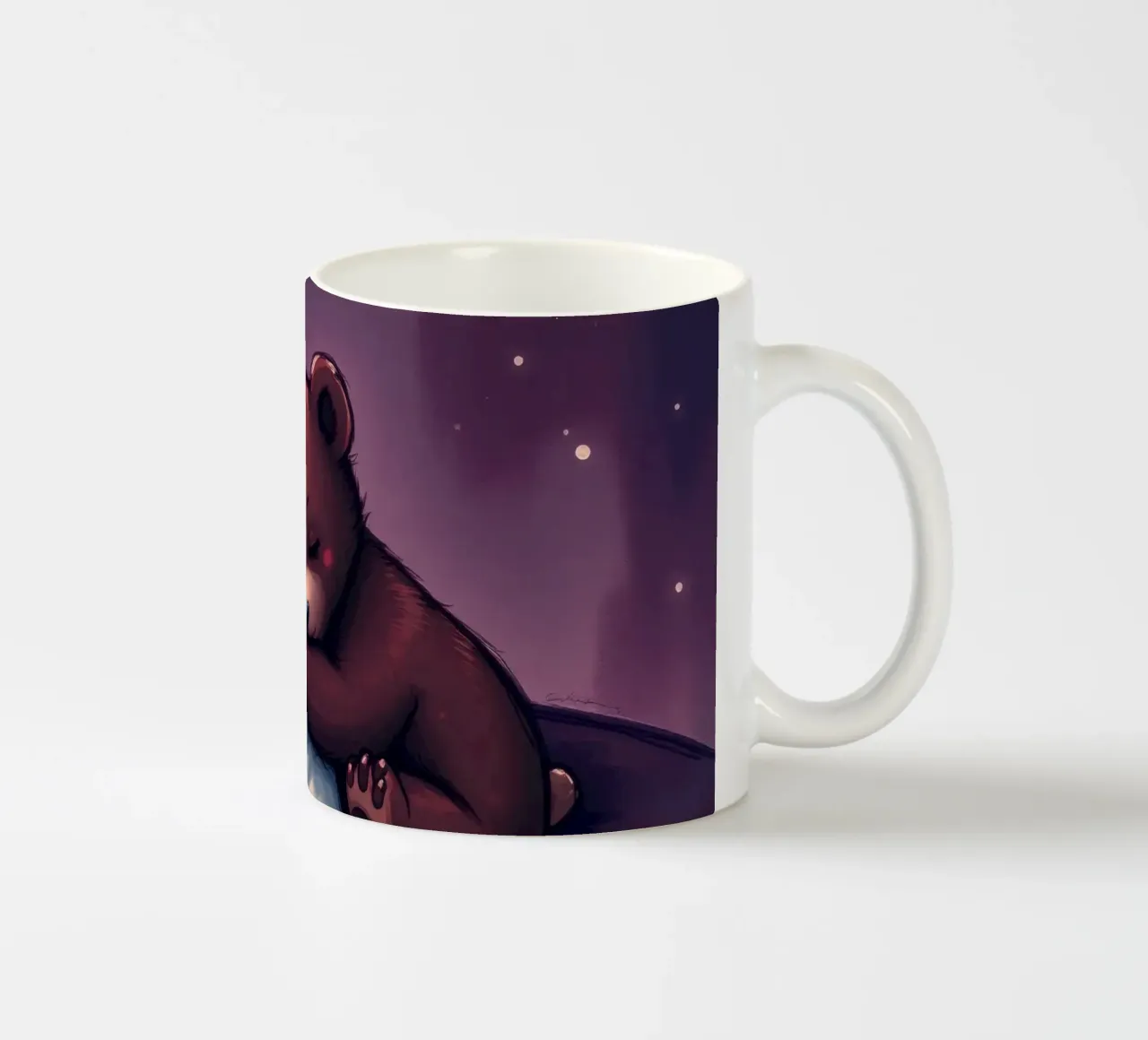 Un simpatico orso bruno coccola un cuscino sotto un cielo stellato tazza in ceramica da DesignDoodle