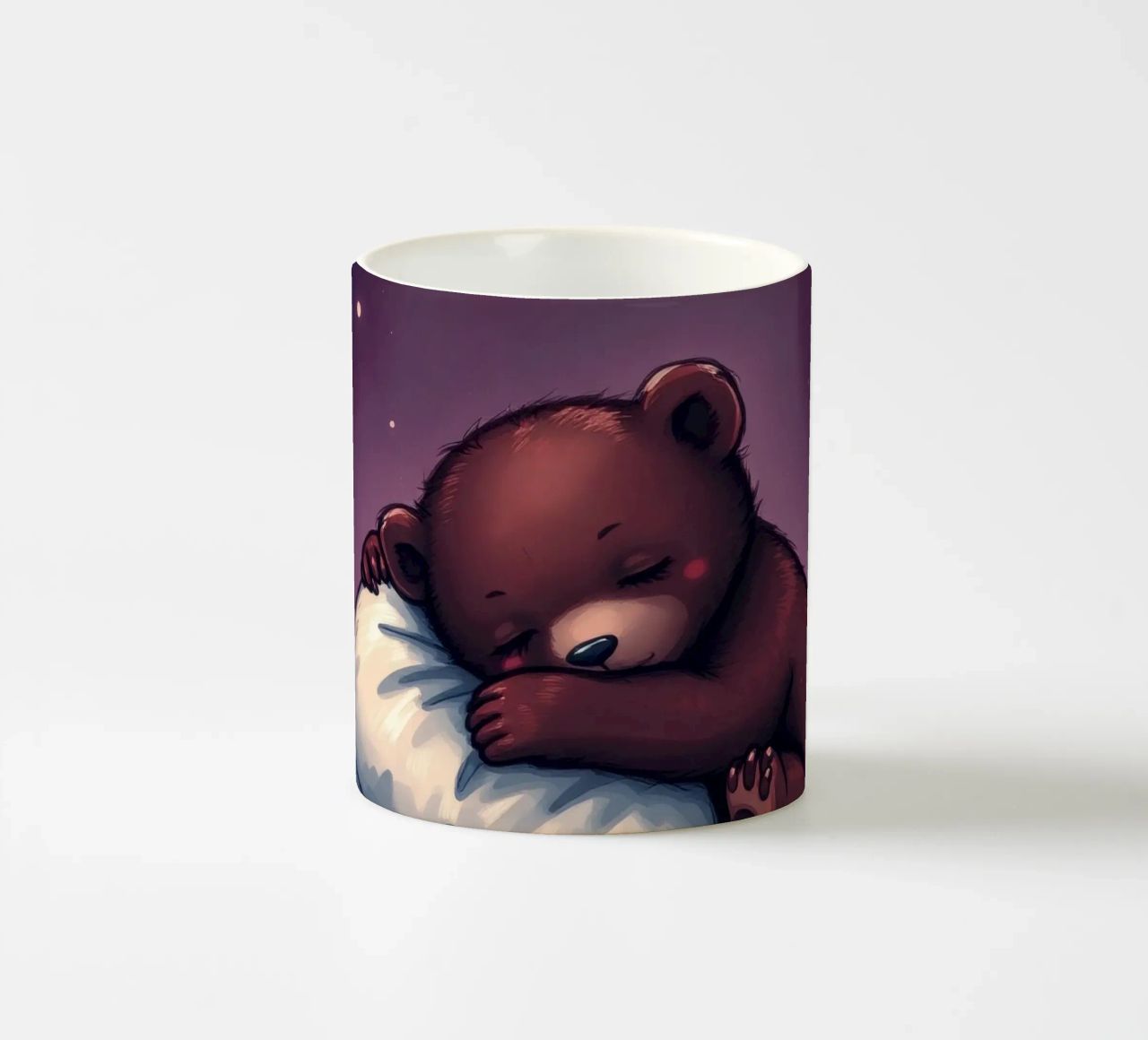 Un mignon ours brun câline un oreiller sous un ciel étoilé mug en céramique de DesignDoodle