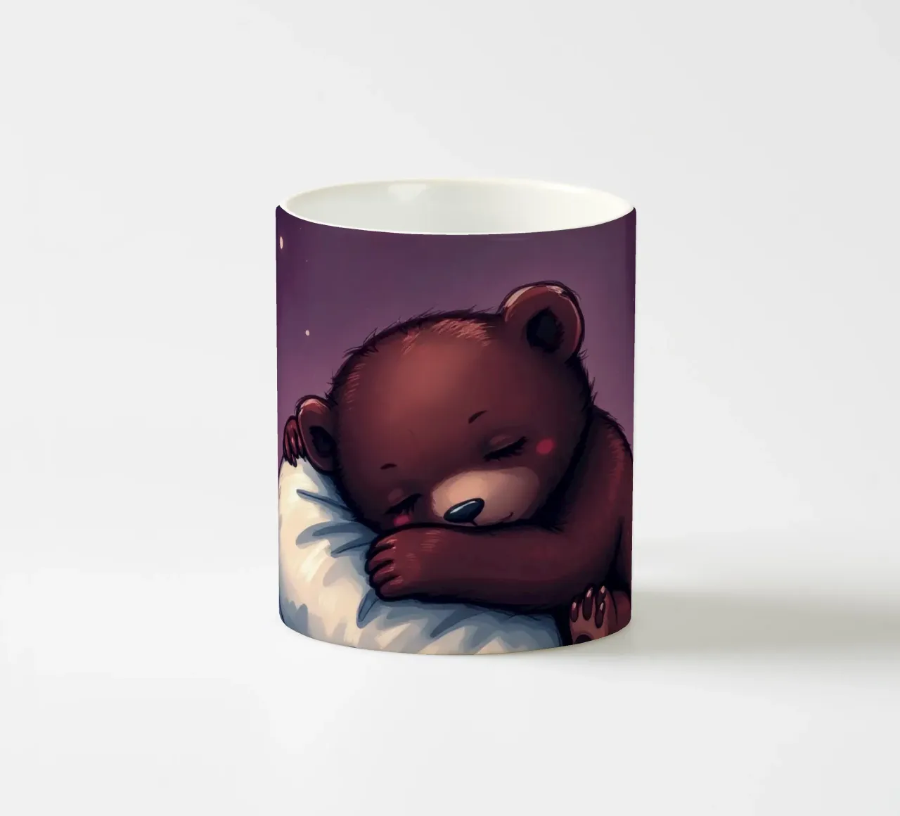 Un simpatico orso bruno coccola un cuscino sotto un cielo stellato tazza in ceramica da DesignDoodle