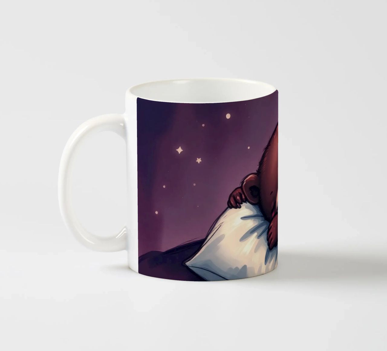 Un mignon ours brun câline un oreiller sous un ciel étoilé mug en céramique de DesignDoodle