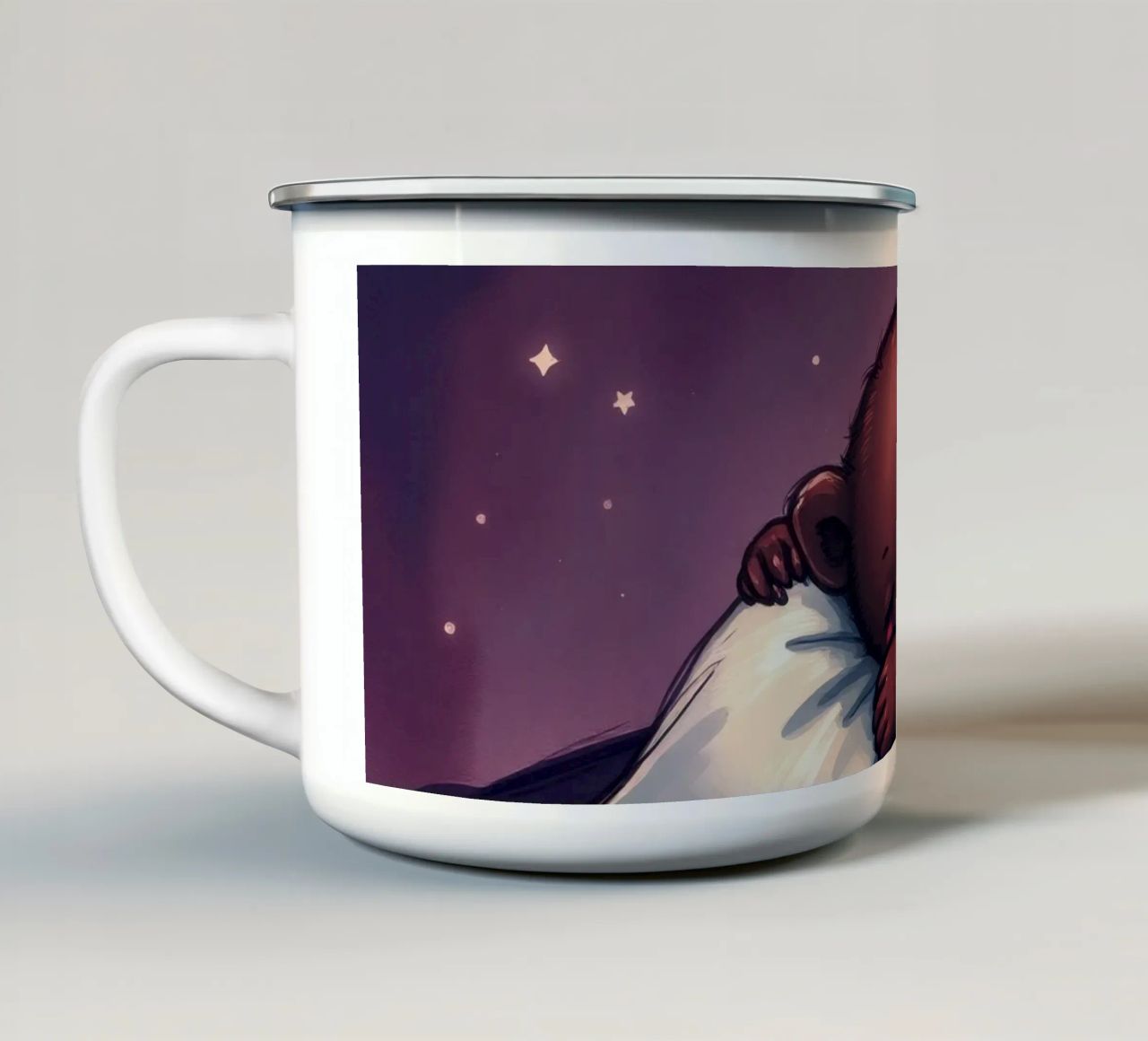 Un mignon ours brun câline un oreiller sous un ciel étoilé mug en émail de DesignDoodle