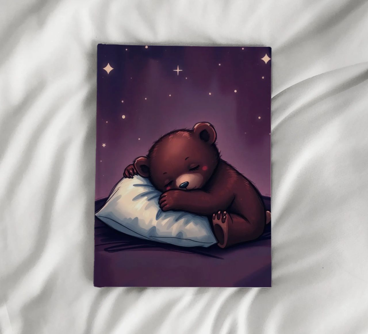 Un mignon ours brun câline un oreiller sous un ciel étoilé carnet de notes de DesignDoodle