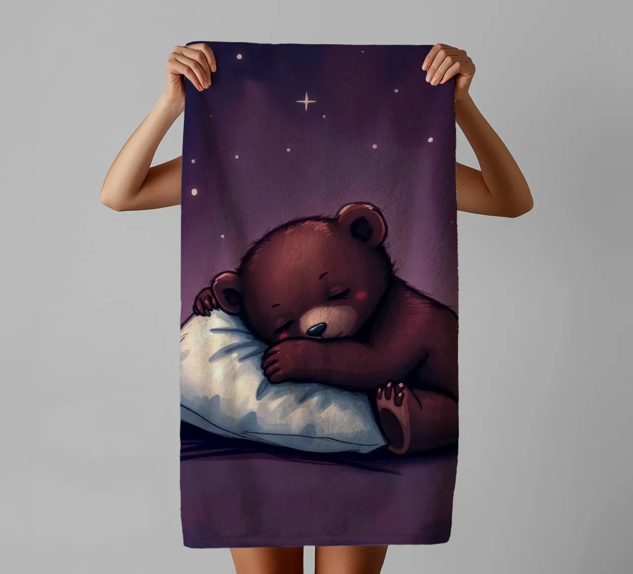 Un simpático oso pardo abraza una almohada bajo un cielo estrellado toalla de baño de DesignDoodle