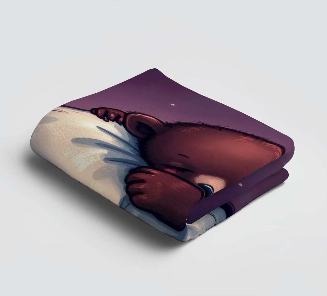 Un mignon ours brun câline un oreiller sous un ciel étoilé serviette de bain de DesignDoodle