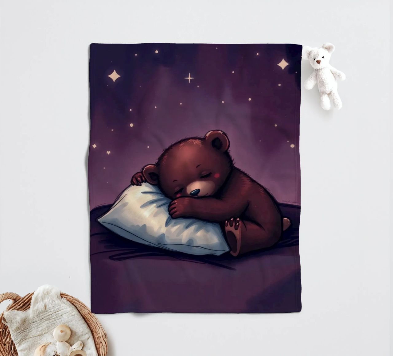 Un mignon ours brun câline un oreiller sous un ciel étoilé plaid polaire de DesignDoodle