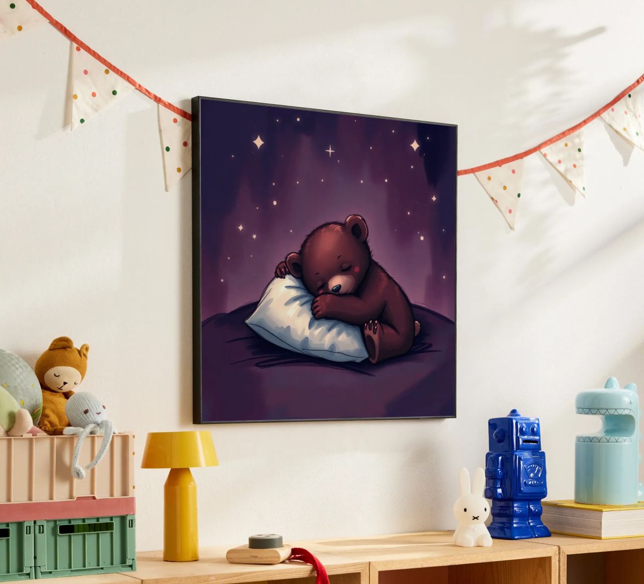 Un mignon ours brun câline un oreiller sous un ciel étoilé alu dibond de DesignDoodle
