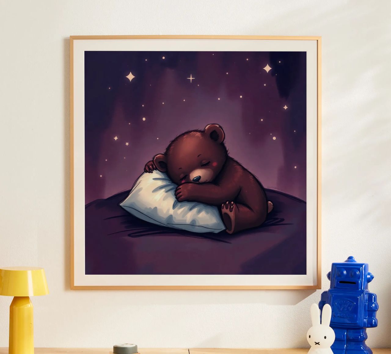 Un mignon ours brun câline un oreiller sous un ciel étoilé hahnemühle de DesignDoodle