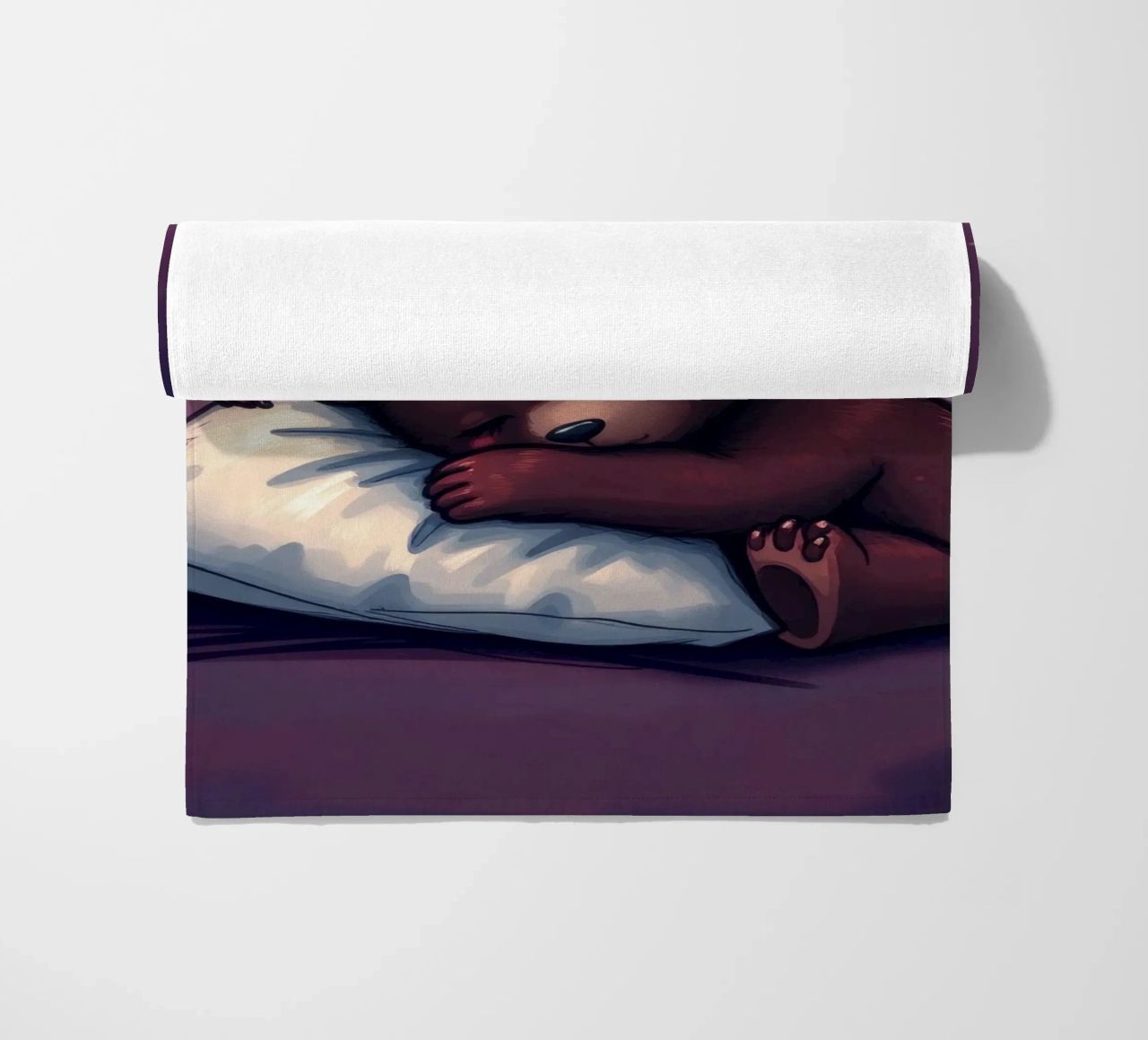 Un mignon ours brun câline un oreiller sous un ciel étoilé serviette de plage de DesignDoodle