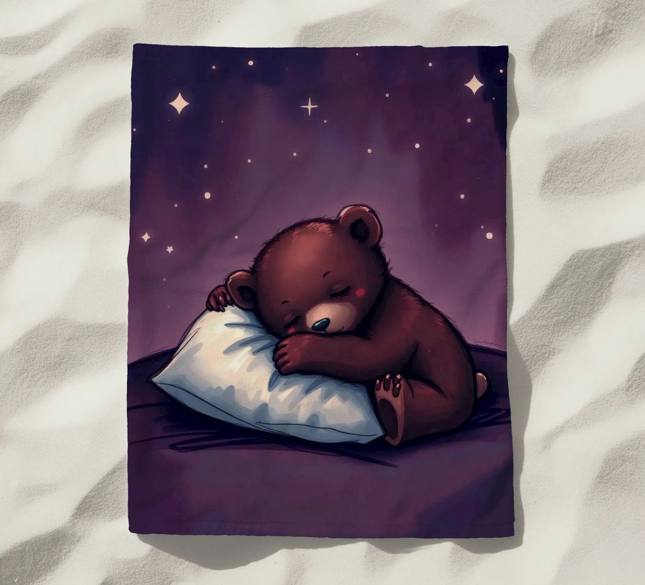 Un mignon ours brun câline un oreiller sous un ciel étoilé serviette de plage de DesignDoodle