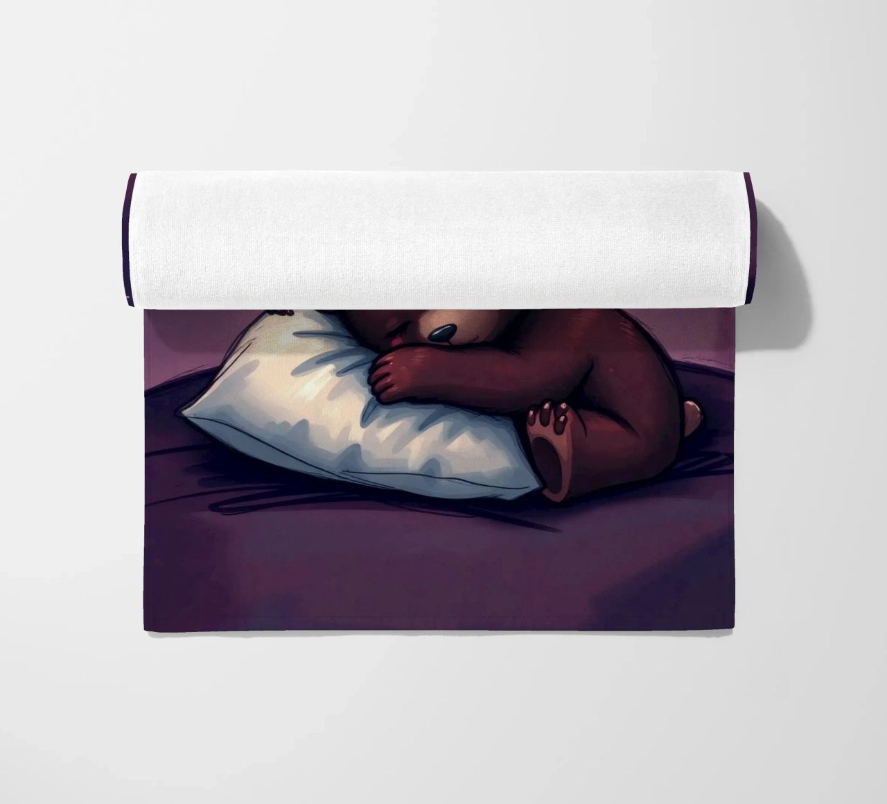 Un mignon ours brun câline un oreiller sous un ciel étoilé serviette de plage de DesignDoodle