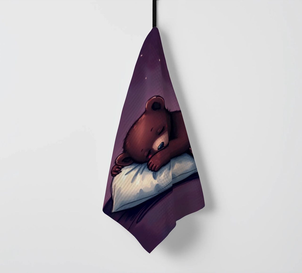 Un mignon ours brun câline un oreiller sous un ciel étoilé torchon de DesignDoodle