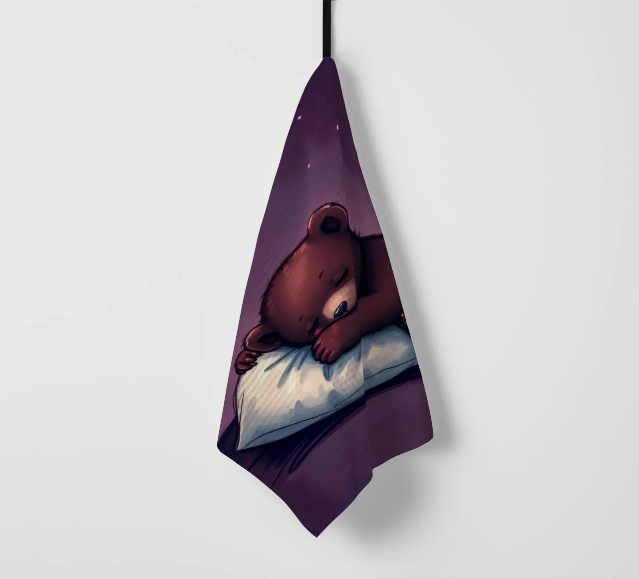 Niedlicher Braunbär kuschelt mit einem Kissen unter dem Sternenhimmel Geschirrtuch von DesignDoodle