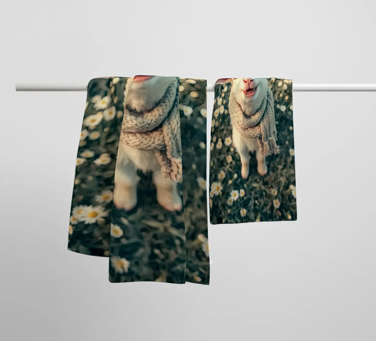 Agnello felice con sciarpa in piedi tra margherite in fiore asciugamano da bagno da DesignDoodle