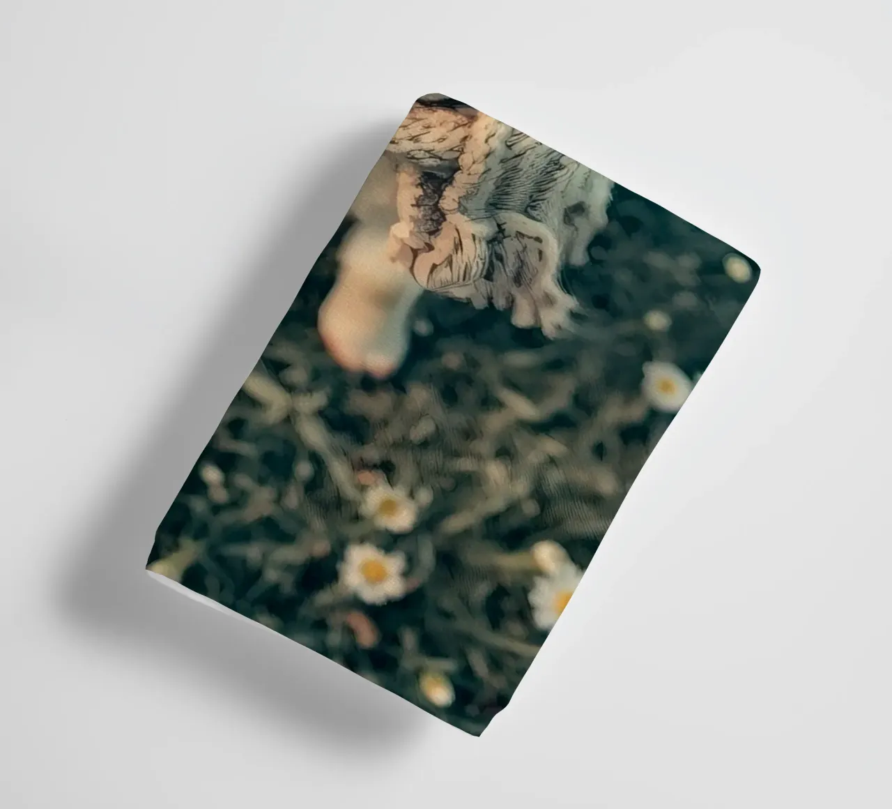 Agnello felice con sciarpa in piedi tra margherite in fiore asciugamano da bagno da DesignDoodle